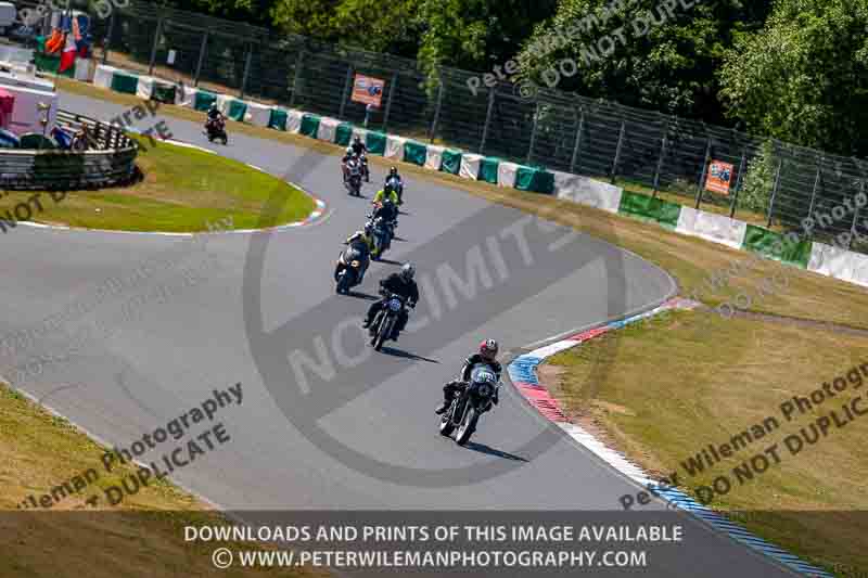 Vintage motorcycle club;eventdigitalimages;mallory park;mallory park trackday photographs;no limits trackdays;peter wileman photography;trackday digital images;trackday photos;vmcc festival 1000 bikes photographs